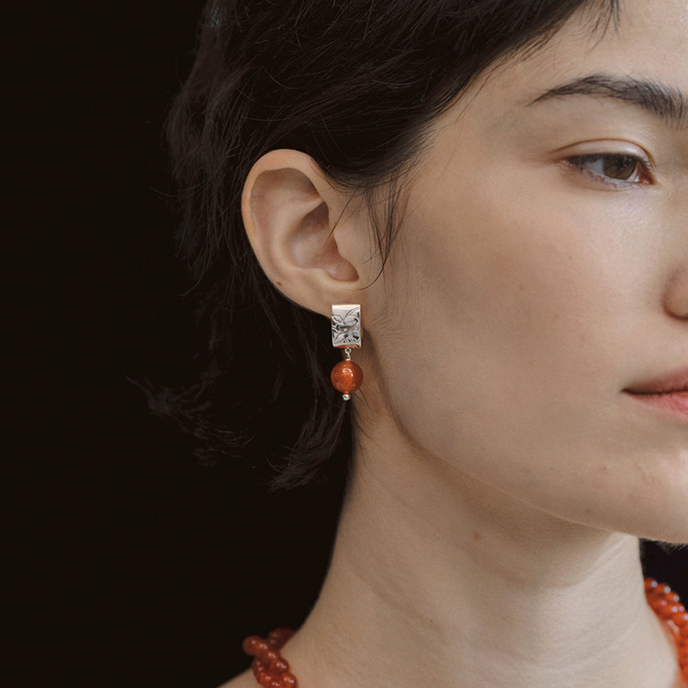 ENGRAVED FLORAL MOTIF DOUBLE PEARL EARRINGS