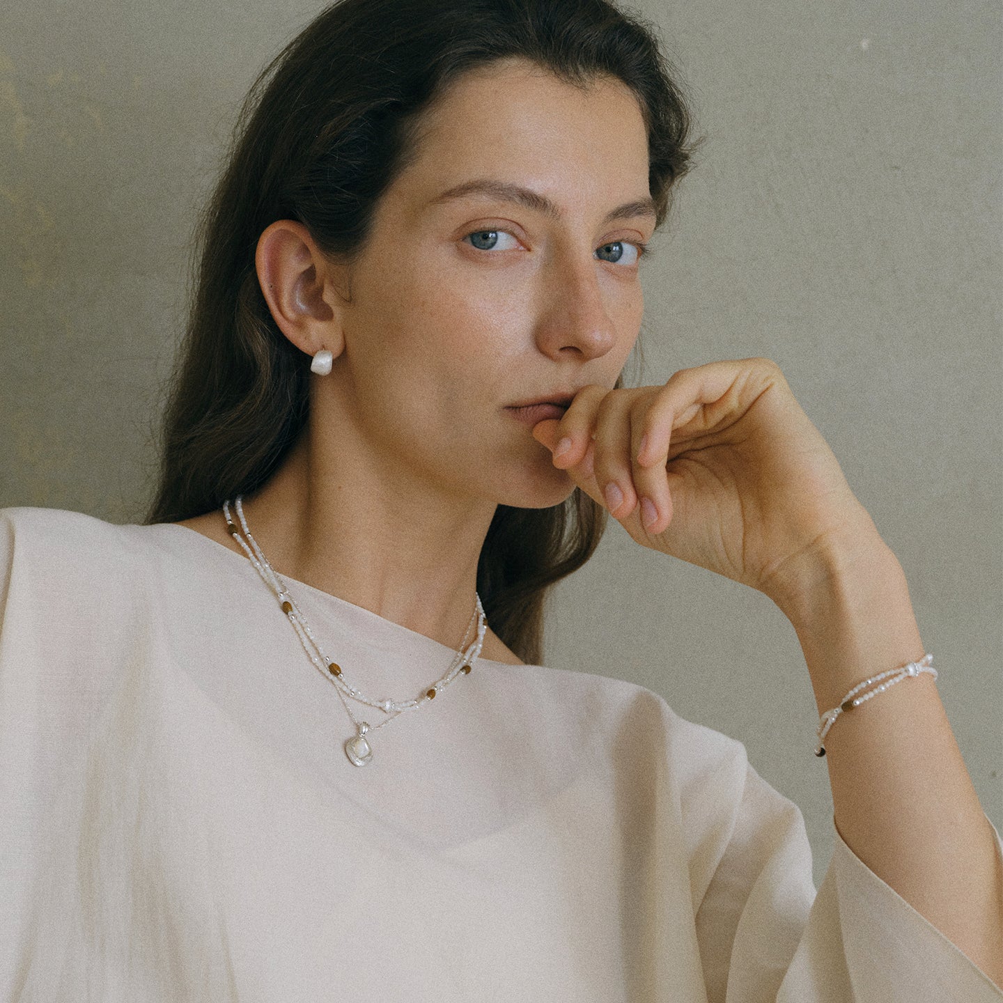 DOUBLE LAYERED MOTHER SHELL BEAD NECKLACE/BRACELET