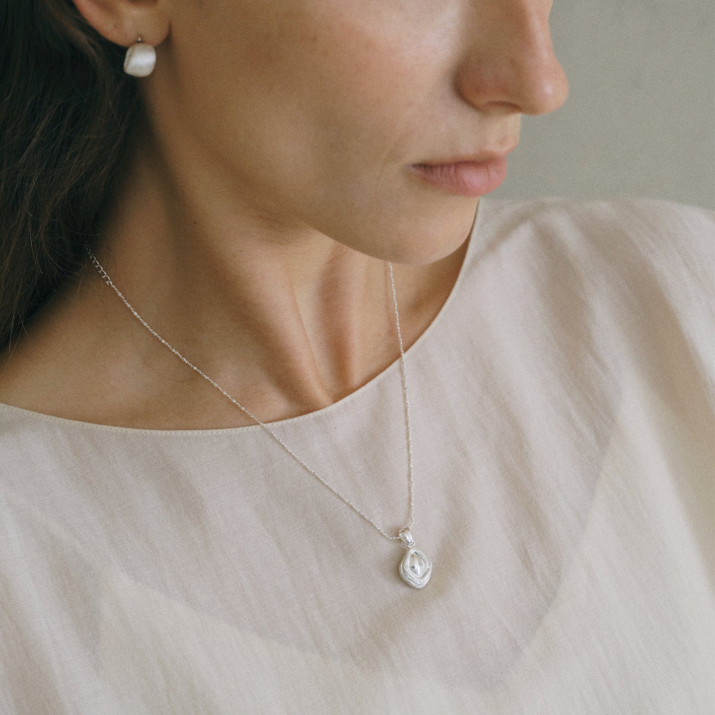 NATURAL WHITE SHELL NECKLACE WITH BRUSHED TEXTURE