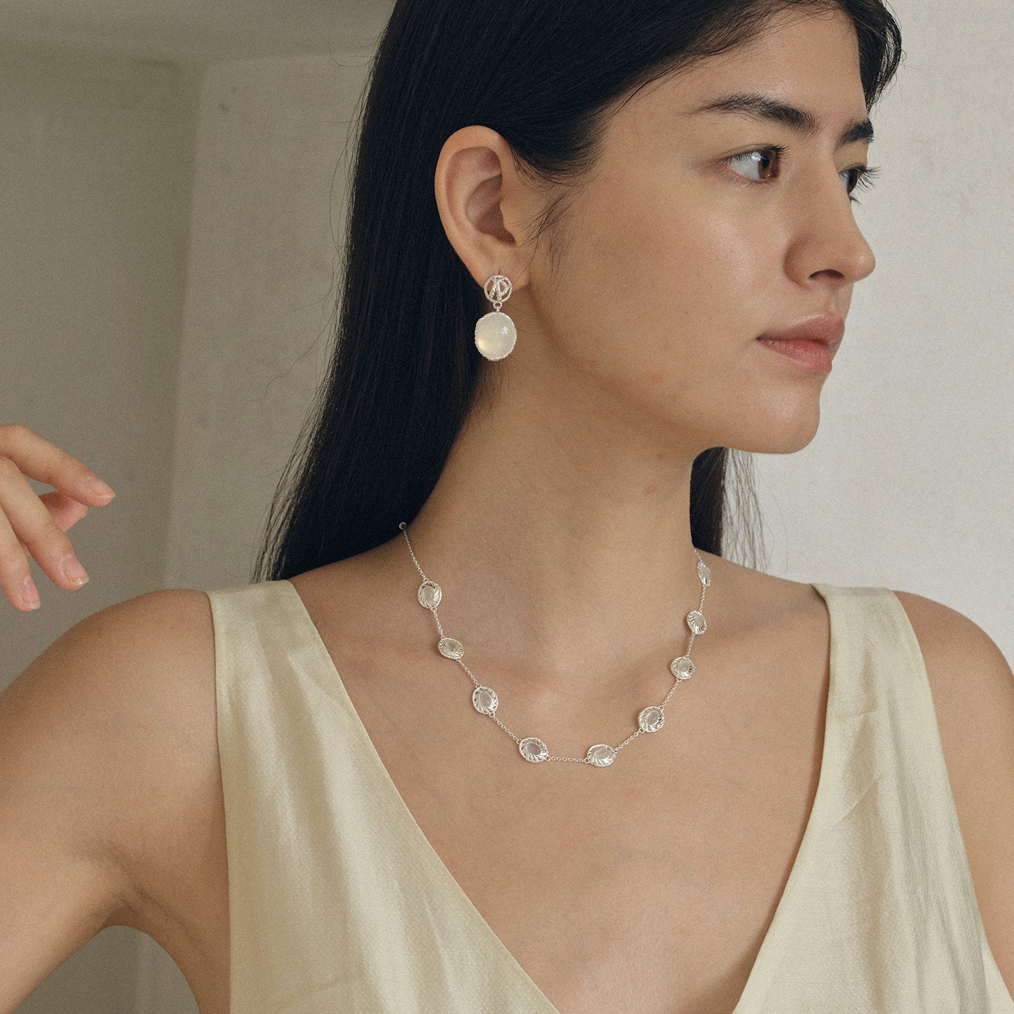 HOLLOW OUT NATURAL AGATE WHITE CRYSTAL NECKLACE