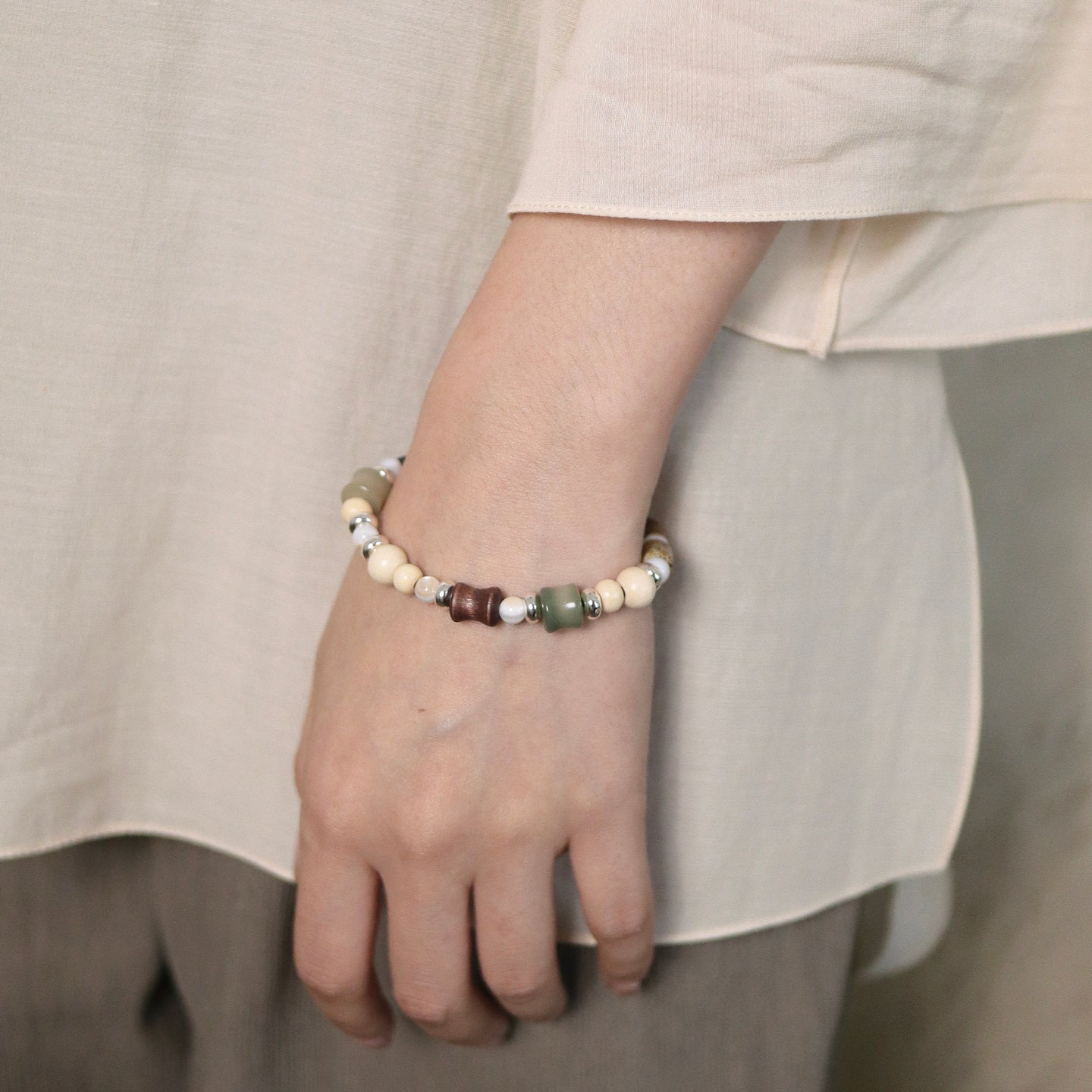 WOODEN BEAD STRING BRACELET
