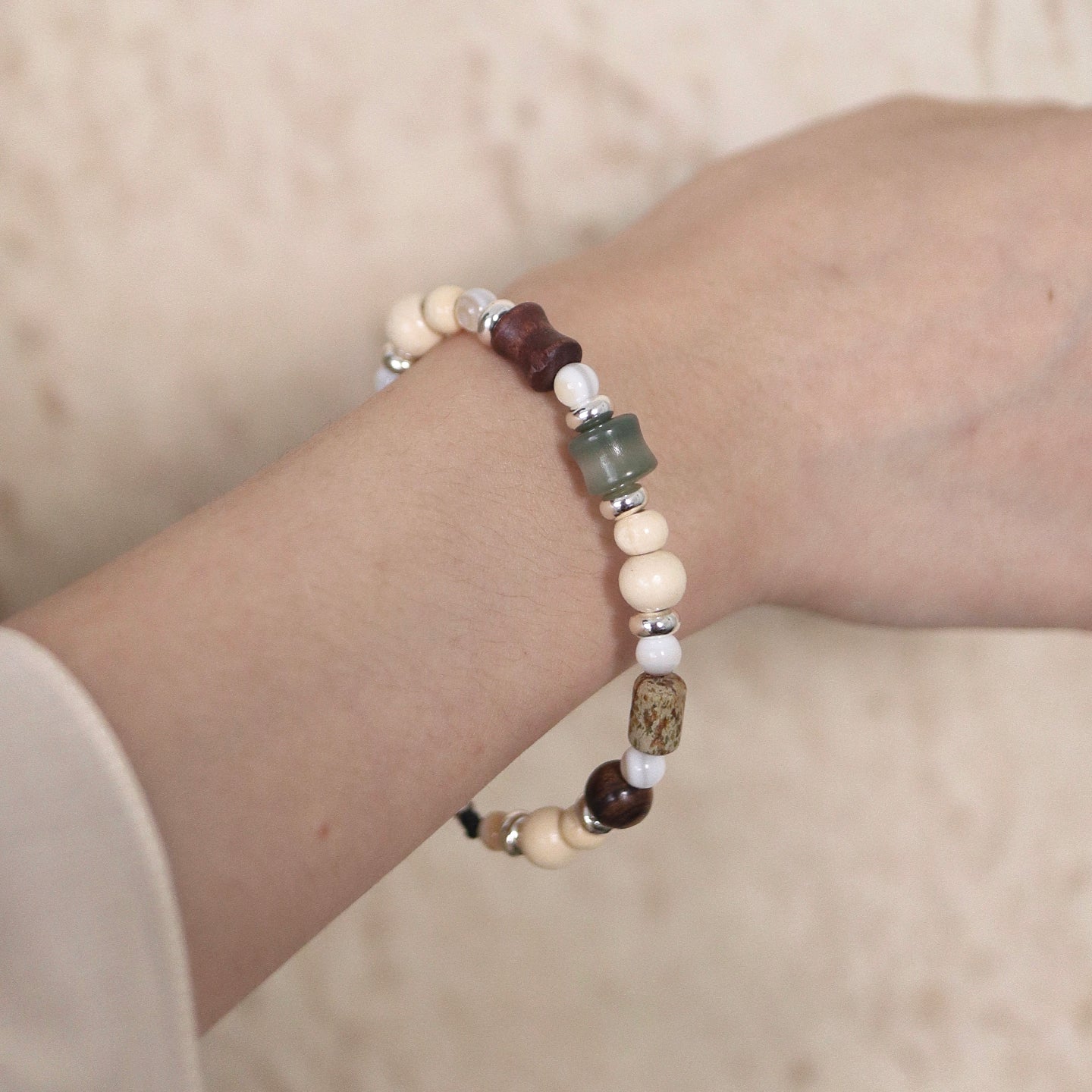 WOODEN BEAD STRING BRACELET