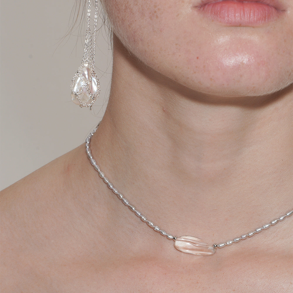 CRYSTAL GRAY PEARL RIBBON NECKLACE