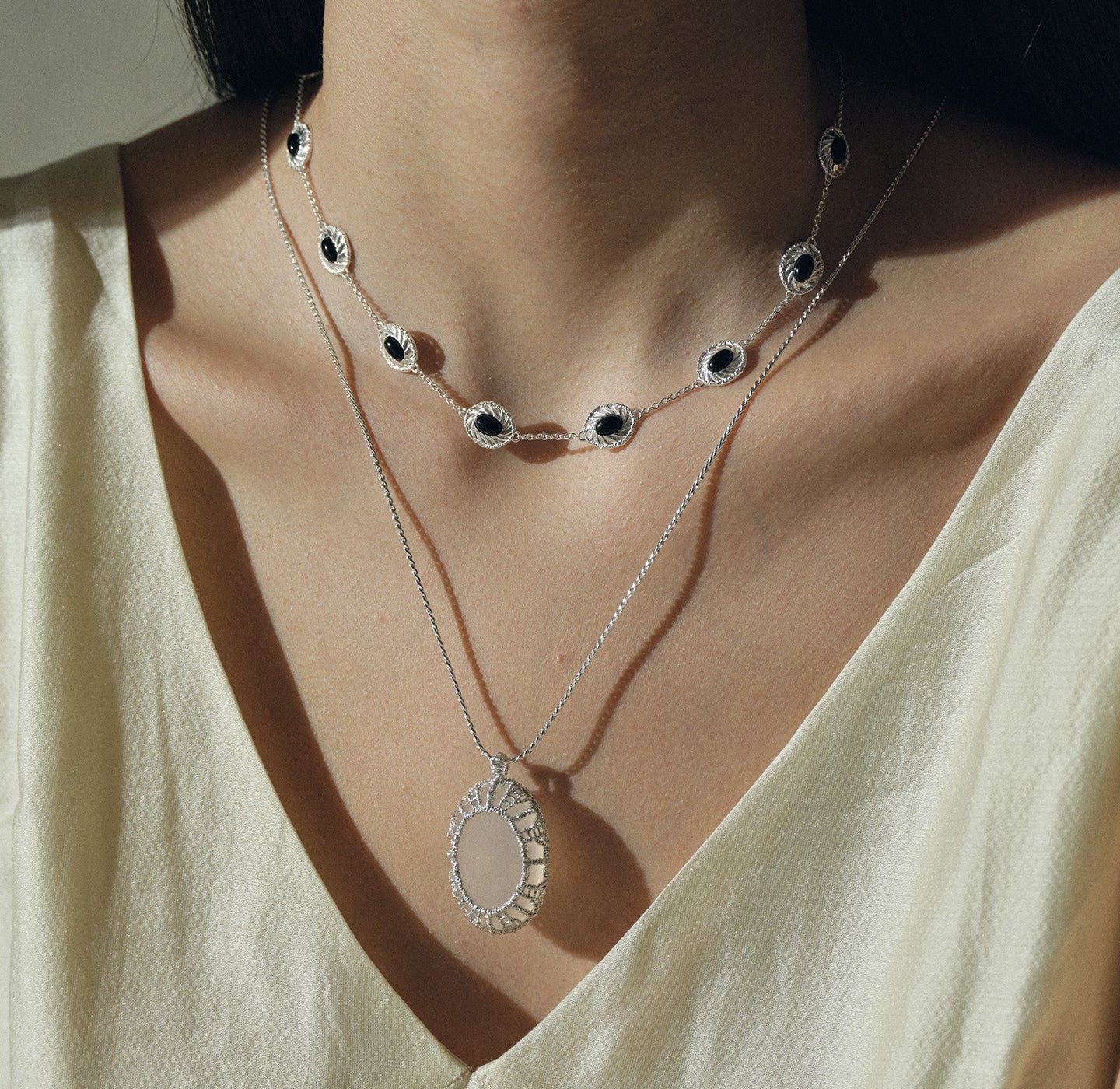DOUBLE LAYERED NECKLACE MADE OF JADE PULP