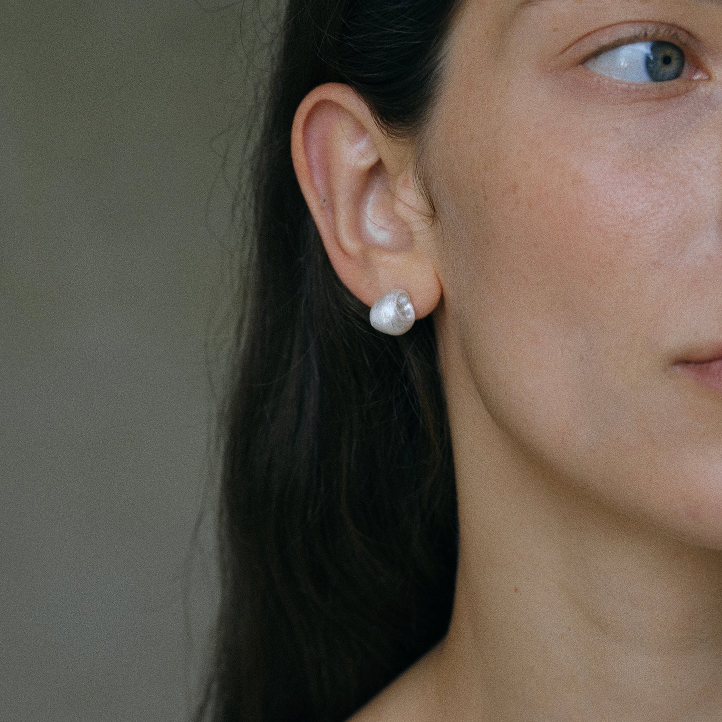 SCULPTURE BRUSHED HOLLOW EARRINGS