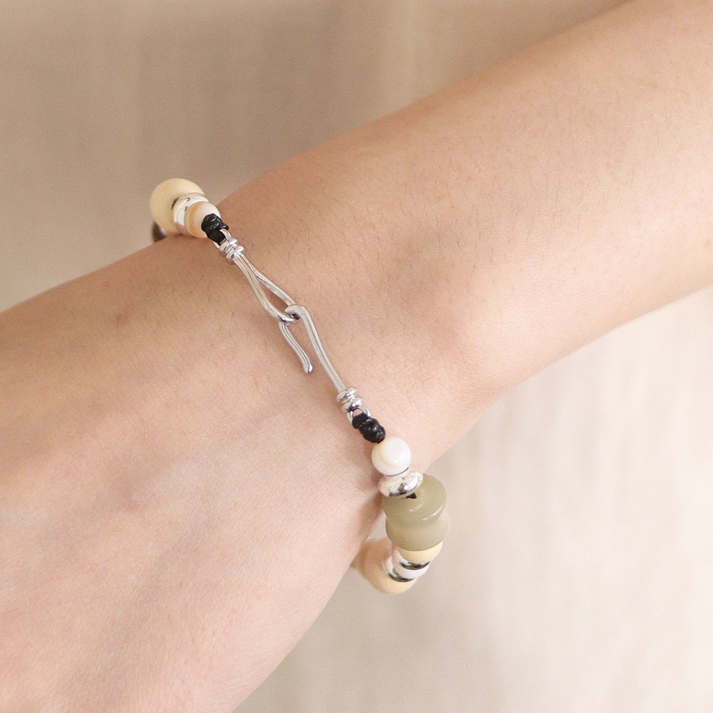 WOODEN BEAD STRING BRACELET