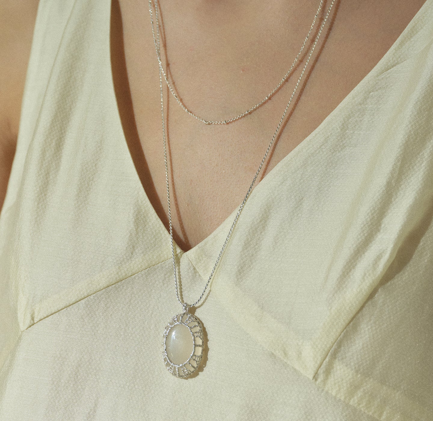 DOUBLE LAYERED NECKLACE MADE OF JADE PULP