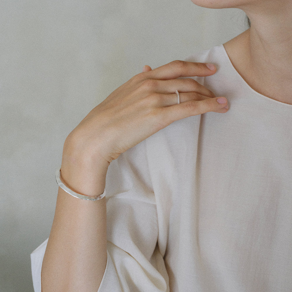 CRESCENT SCULPTURAL NARROW BANGLE