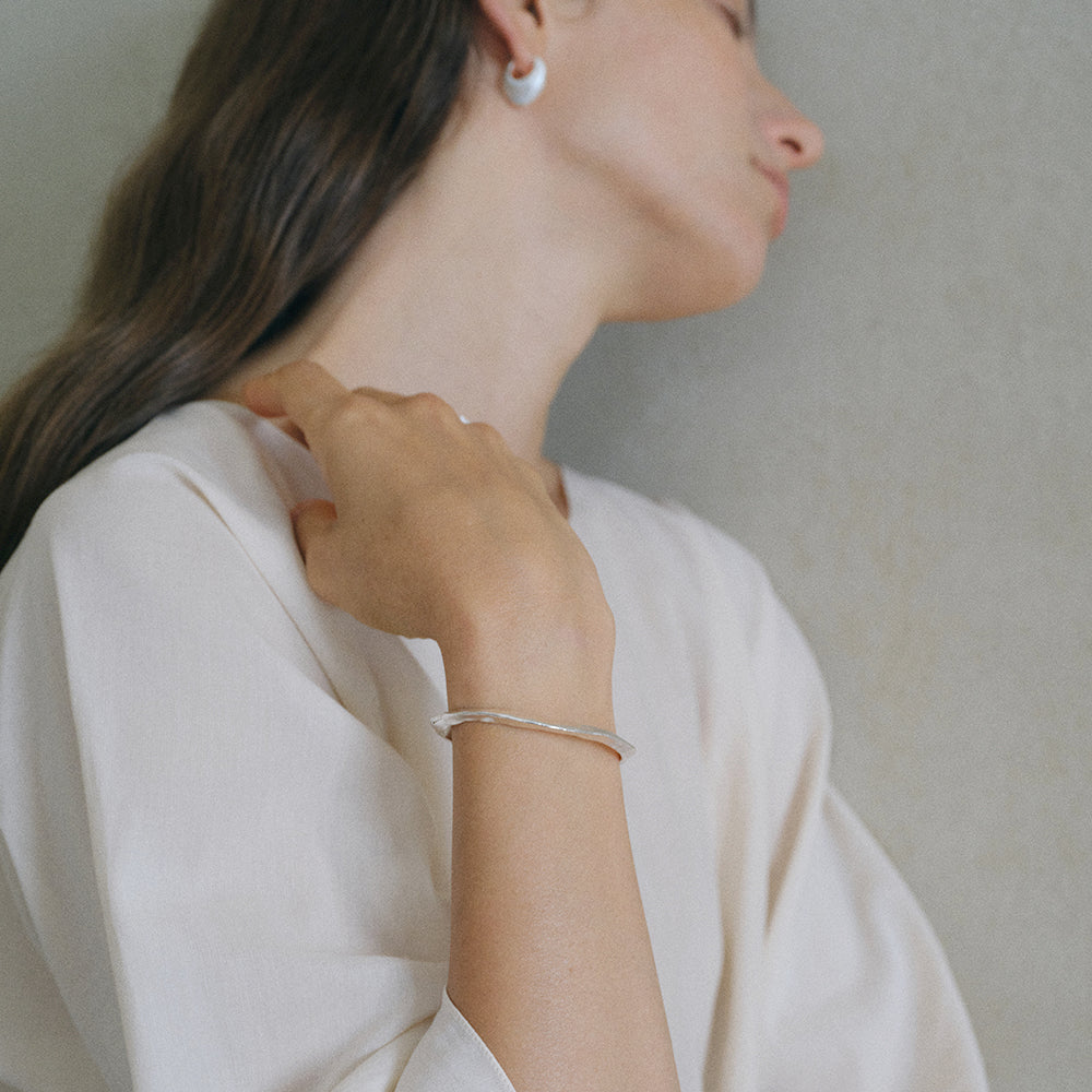 CRESCENT SCULPTURAL NARROW BANGLE