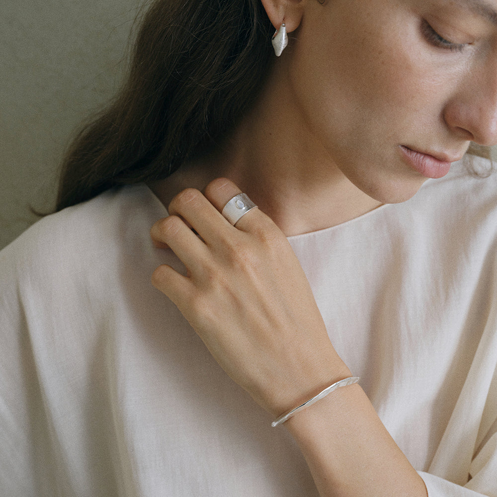 CRESCENT SCULPTURAL NARROW BANGLE