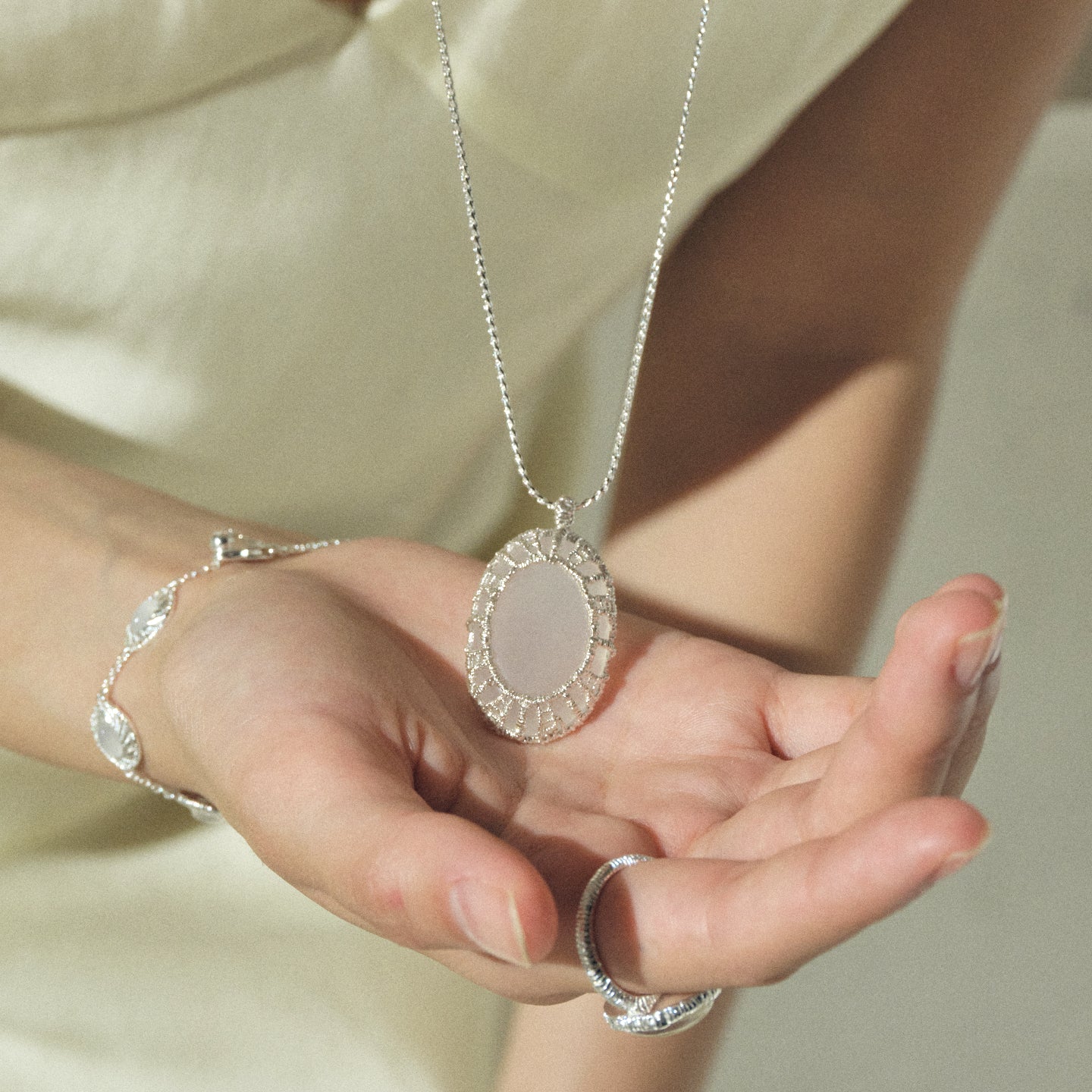 DOUBLE LAYERED NECKLACE MADE OF JADE PULP