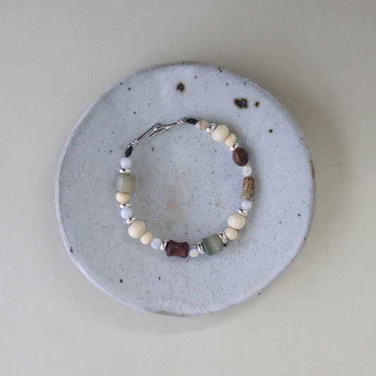WOODEN BEAD STRING BRACELET