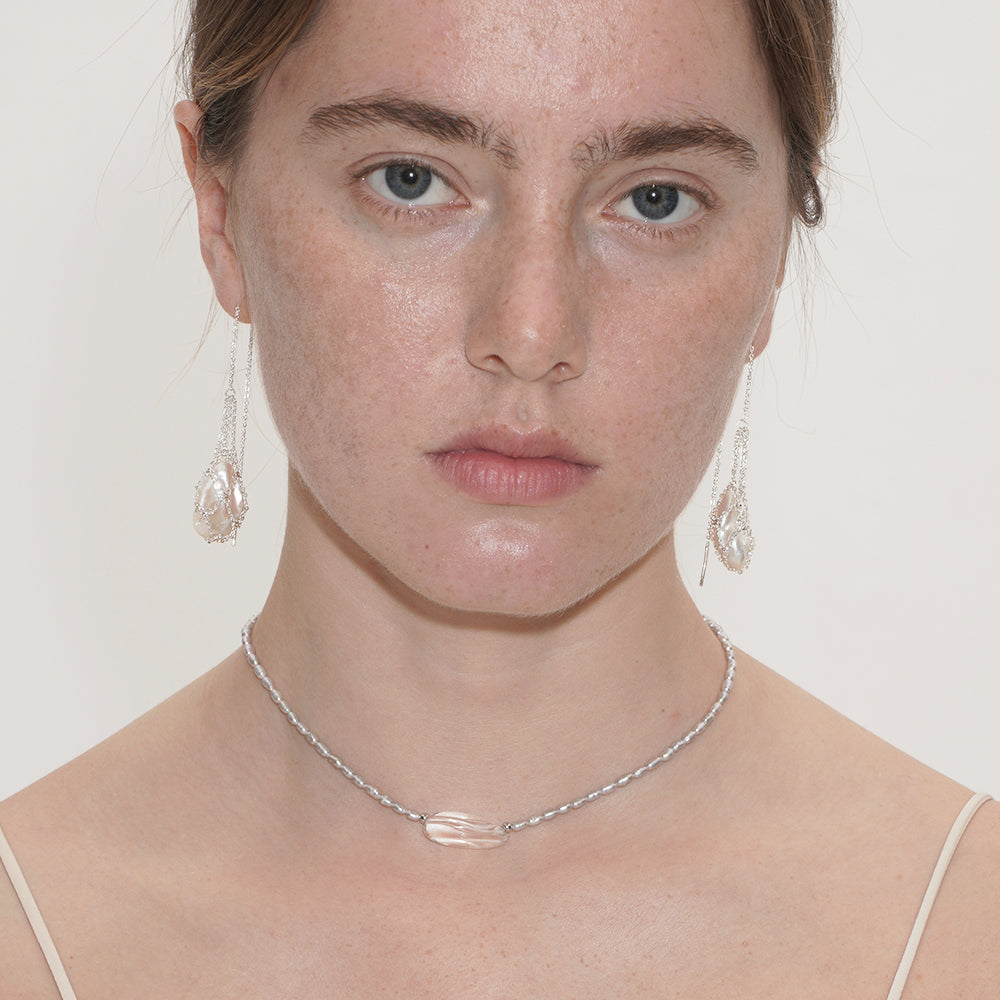 CRYSTAL GRAY PEARL RIBBON NECKLACE