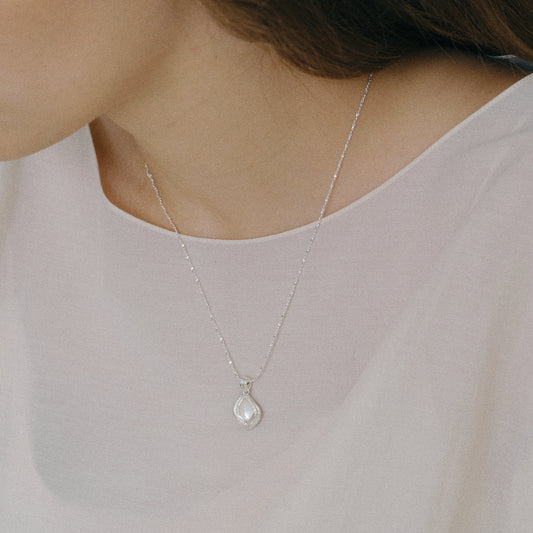 NATURAL WHITE SHELL NECKLACE WITH BRUSHED TEXTURE