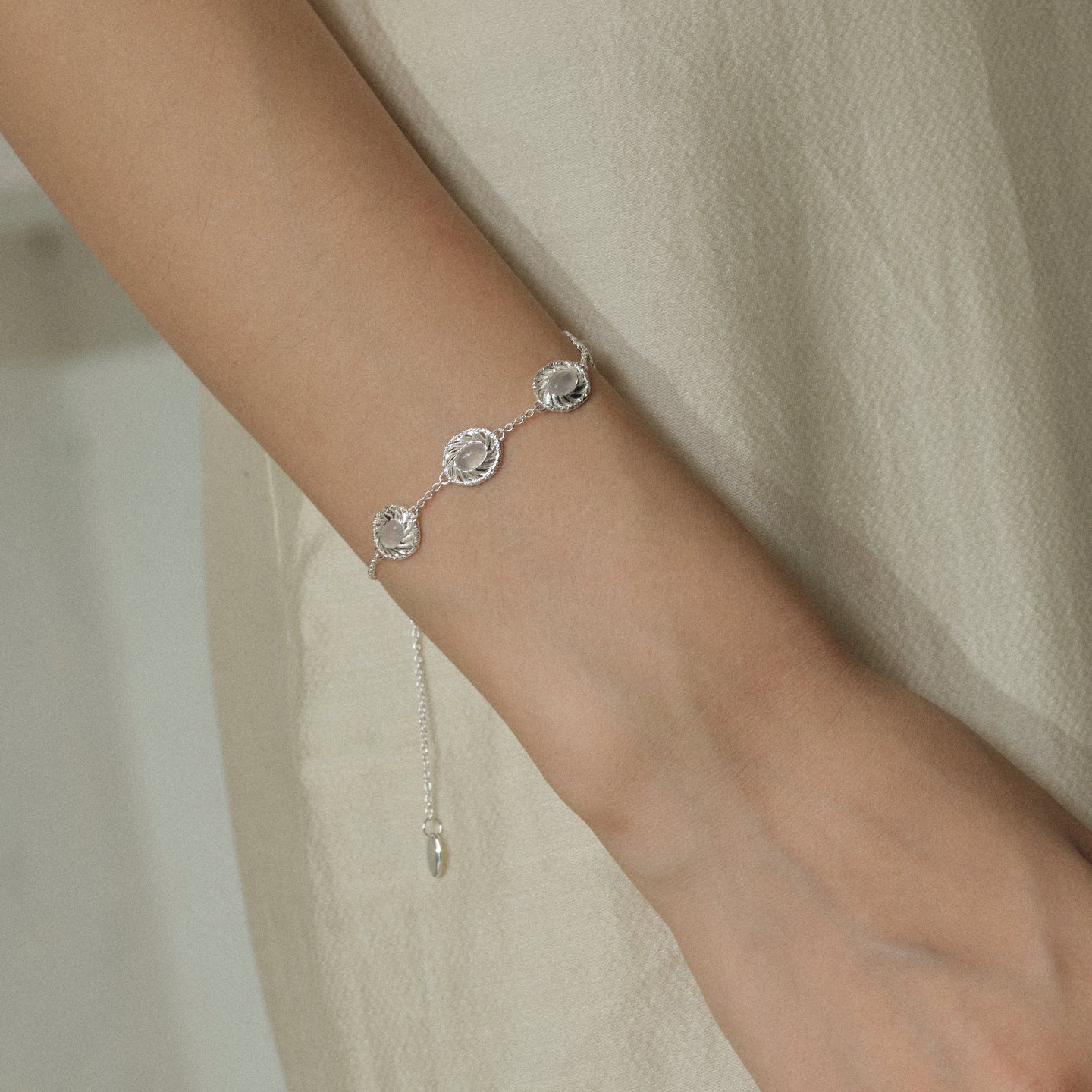 HOLLOW OUT NATURAL AGATE WHITE CRYSTAL BRACELET