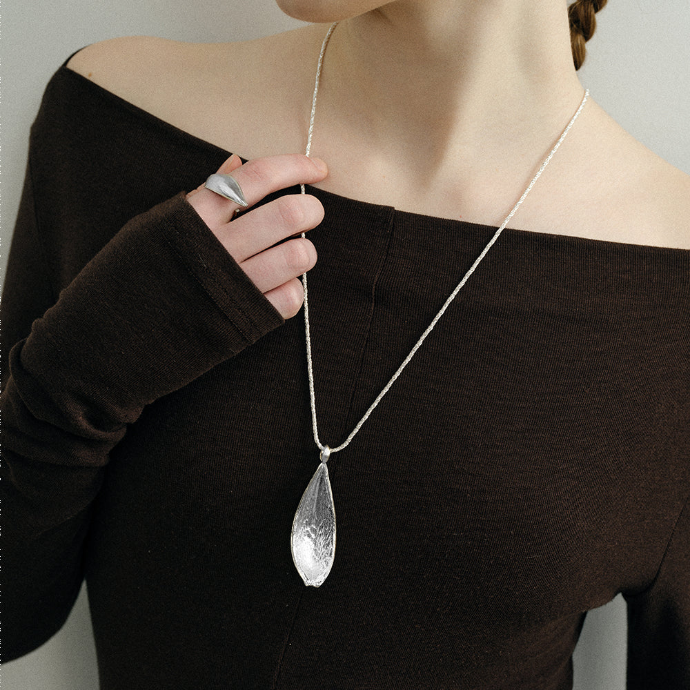 DOUBLE-SIDED TEXURED PETAL SHELL LONG NECKLACE