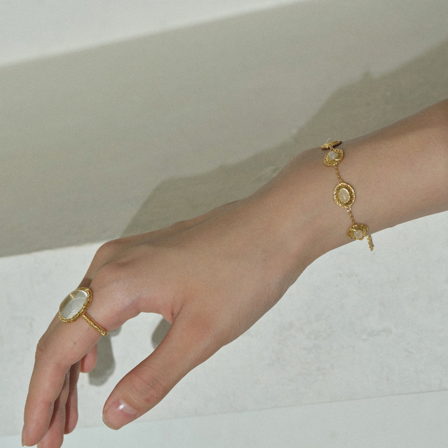 HOLLOW OUT NATURAL AGATE WHITE CRYSTAL BRACELET